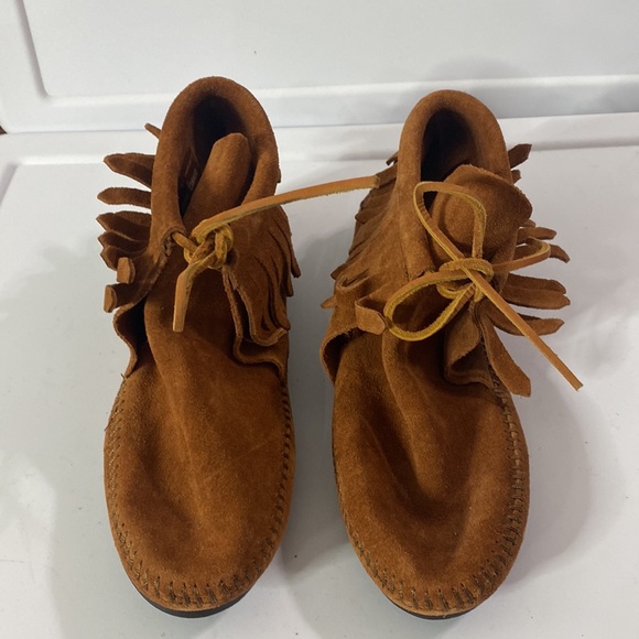 New Minnetonka Classic Fringe Hardsole Moccasin Boot in brown size 6.5 - Picture 3 of 7